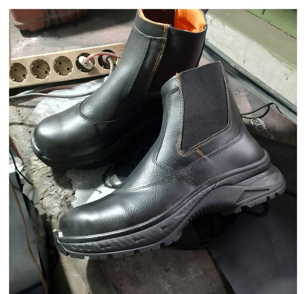 Sepatu safety